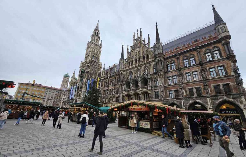 glockenspiel du lịch munich đức tự túc